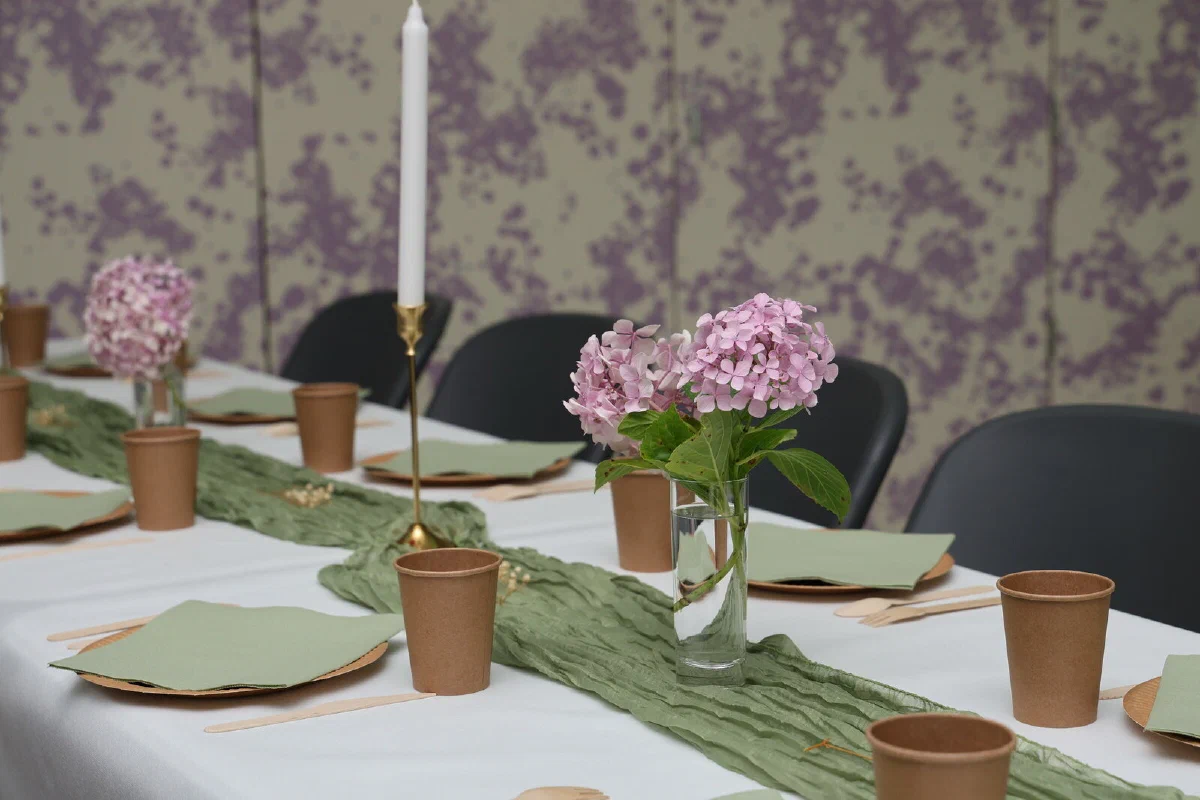 Table décorée pour une réception — hortensias et chandelier