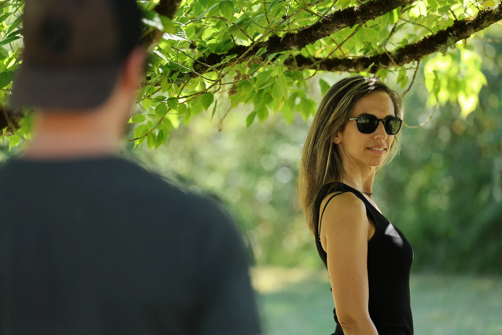 Portrait en extérieur sous les arbres